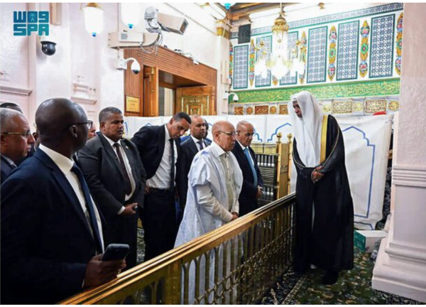 Le Président de la République visite la Mosquée du Prophète et accomplit la prière dans la Rawdah Sharifah