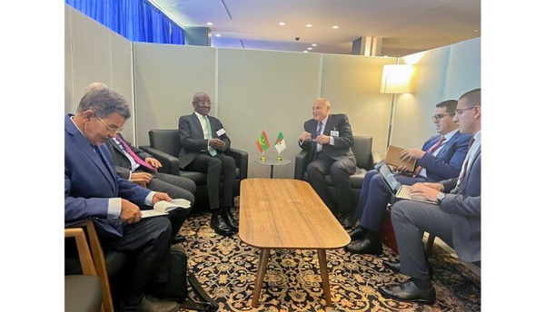 Le ministre des Affaires étrangères s’entretient avec son homologue algérien