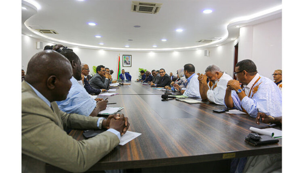 Le Premier ministre préside la réunion consultative pour préparer la deuxième phase du programme d’urgence de développement de la ville de Nouakchott Le Premier ministre préside la réunion consultative pour préparer la deuxième phase du programme d’urgence de développement de la ville de Nouakchott