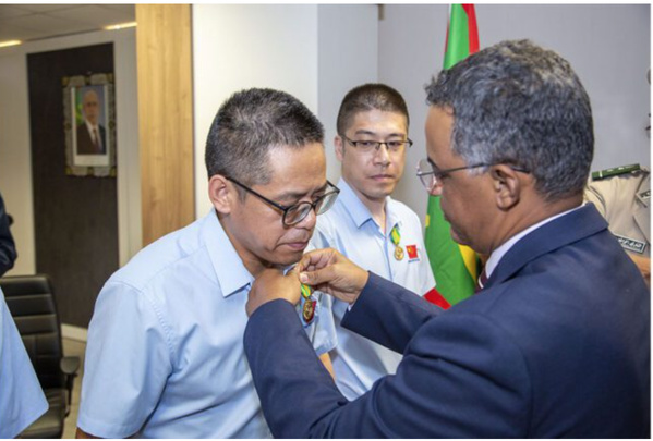 Le ministre de la Santé décore les membres de la 35ème mission médicale chinoise Le ministre de la Santé décore les membres de la 35ème mission médicale chinoise