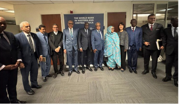 La délégation mauritanienne participant aux réunions de Washington discute avec le vice-président de la Banque mondiale des moyens de renforcer la coopération au développement