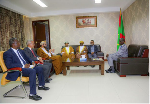 Le ministre chargé du Secrétariat général du gouvernement reçoit une délégation du Sultanat d’Oman