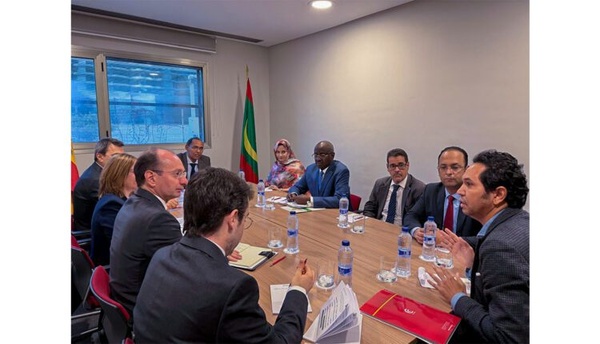 Le ministre des Affaires étrangères effectue une visite au siège de la Chambre de commerce espagnole Le ministre des Affaires étrangères effectue une visite au siège de la Chambre de commerce espagnole