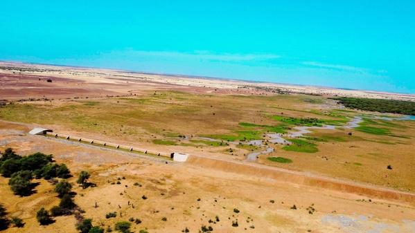 Taazour : le Président de la République effectue une visite au barrage de “Mowva” à Adel Bagrou Taazour : le Président de la République effectue une visite au barrage de “Mowva” à Adel Bagrou