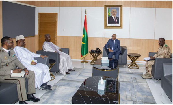 Le ministre de la Défense reçoit l’ambassadeur du Mali en Mauritanie Le ministre de la Défense reçoit l’ambassadeur du Mali en Mauritanie