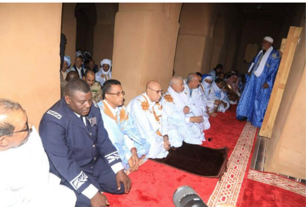 Le Président de la République accomplit la prière du vendredi à l’ancienne mosquée de Ouadane Le Président de la République accomplit la prière du vendredi à l’ancienne mosquée de Ouadane