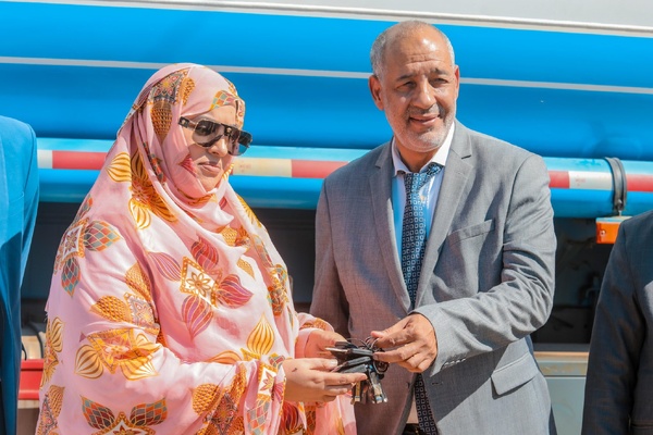 Taazour fait don de trois camions citernes et 140 réservoirs d’eau aux communes de Nouakchott nord