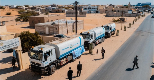 Taazour fait don de trois camions citernes et 140 réservoirs d’eau aux communes de Nouakchott nord
