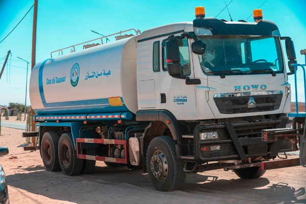 Taazour fait don de trois camions citernes et 140 réservoirs d’eau aux communes de Nouakchott nord Taazour fait don de trois camions citernes et 140 réservoirs d’eau aux communes de Nouakchott nord