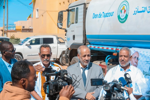 Taazour fait don de trois camions citernes et 140 réservoirs d’eau aux communes de Nouakchott nord Taazour fait don de trois camions citernes et 140 réservoirs d’eau aux communes de Nouakchott nord