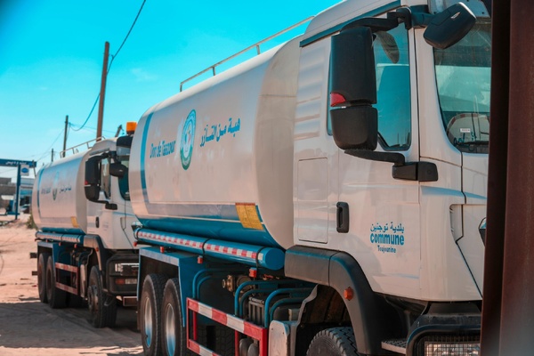 Taazour fait don de trois camions citernes et 140 réservoirs d’eau aux communes de Nouakchott nord