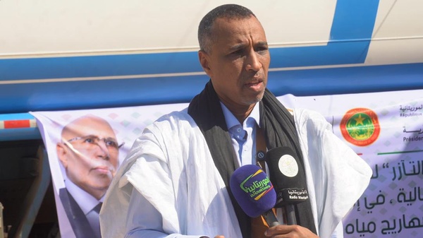 Taazour fait don de trois camions citernes et 140 réservoirs d’eau aux communes de Nouakchott nord Taazour fait don de trois camions citernes et 140 réservoirs d’eau aux communes de Nouakchott nord