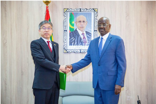 Le ministre des Affaires étrangères reçoit copie des lettres de créance du nouvel ambassadeur du Japon Le ministre des Affaires étrangères reçoit copie des lettres de créance du nouvel ambassadeur du Japon