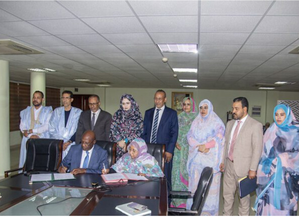 La ministre du Commerce et du Tourisme supervise la signature d’un accord visant à réduire les prix des produits de base La ministre du Commerce et du Tourisme supervise la signature d’un accord visant à réduire les prix des produits de base