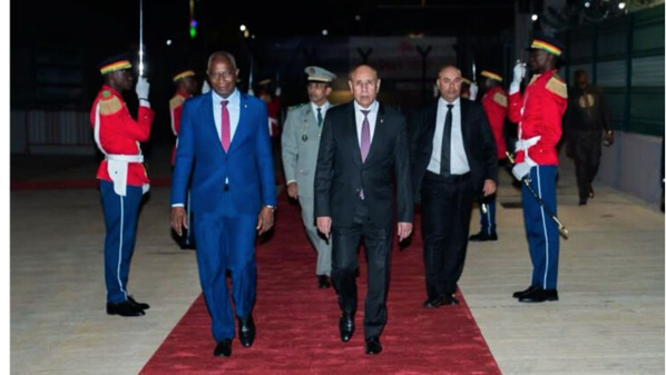 Le Président de la République arrive à Conakry pour assister à la cérémonie d’investiture du Président de la Guinée Le Président de la République arrive à Conakry pour assister à la cérémonie d’investiture du Président de la Guinée