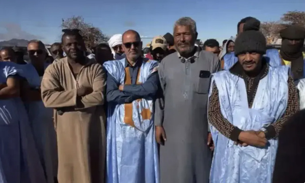 Tiris Zemour : les orpailleurs manifestent à Zouerate contre la décision des autorités de leur interdire d’aller au-delà de 10 km de la frontière algérienne Tiris Zemour : les orpailleurs manifestent à Zouerate contre la décision des autorités de leur interdire d’aller au-delà de 10 km de la frontière algérienne