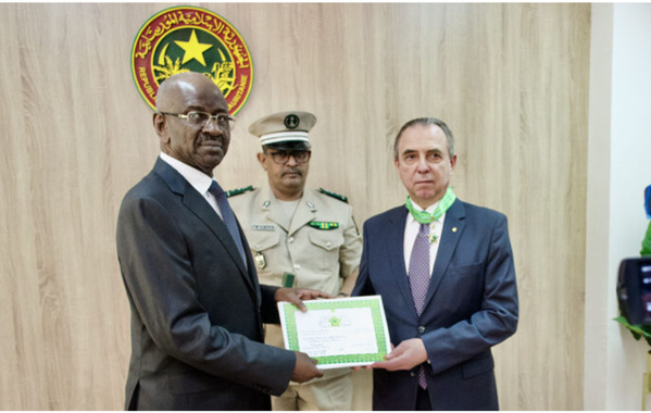 Le ministre des Affaires étrangères décore l’ambassadeur de Russie à l’occasion de la fin de sa mission en Mauritanie