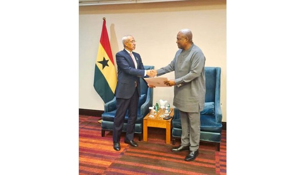 Le ministre de la Défense remet un message écrit du président de la République à son homologue ghanéen Le ministre de la Défense remet un message écrit du président de la République à son homologue ghanéen