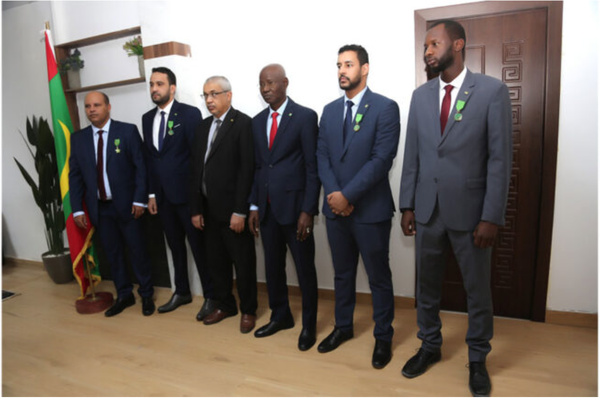 Le ministre des Domaines remet des décorations à plusieurs fonctionnaires de son département