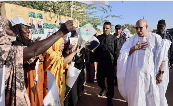En route vers l’aéroport de Kaédi, le Président de la République salue un groupe de la “communauté Taazour” En route vers l’aéroport de Kaédi, le Président de la République salue un groupe de la “communauté Taazour”