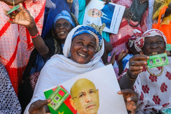 En route vers l’aéroport de Kaédi, le Président de la République salue un groupe de la “communauté Taazour”