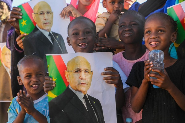 En route vers l’aéroport de Kaédi, le Président de la République salue un groupe de la “communauté Taazour”