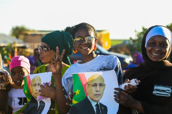 En route vers l’aéroport de Kaédi, le Président de la République salue un groupe de la “communauté Taazour” En route vers l’aéroport de Kaédi, le Président de la République salue un groupe de la “communauté Taazour”