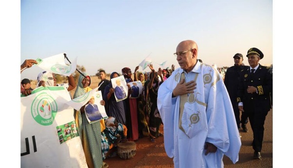À son départ de Lekseiba, le Président de la République salue un groupe de bénéficiaires de “Taazour” À son départ de Lekseiba, le Président de la République salue un groupe de bénéficiaires de “Taazour”