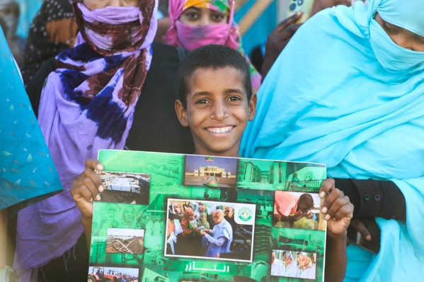 À son départ de Lekseiba, le Président de la République salue un groupe de bénéficiaires de “Taazour” À son départ de Lekseiba, le Président de la République salue un groupe de bénéficiaires de “Taazour”