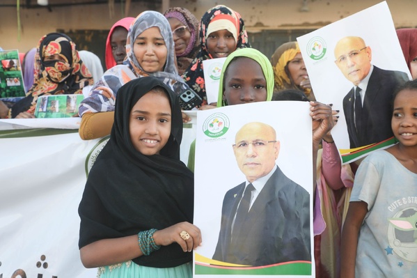 À son départ de Lekseiba, le Président de la République salue un groupe de bénéficiaires de “Taazour” À son départ de Lekseiba, le Président de la République salue un groupe de bénéficiaires de “Taazour”