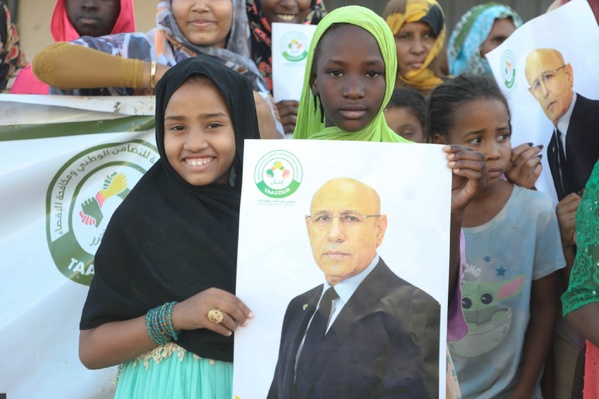 À son départ de Lekseiba, le Président de la République salue un groupe de bénéficiaires de “Taazour” À son départ de Lekseiba, le Président de la République salue un groupe de bénéficiaires de “Taazour”