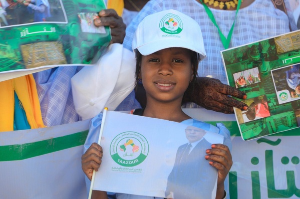 À son départ de Lekseiba, le Président de la République salue un groupe de bénéficiaires de “Taazour”