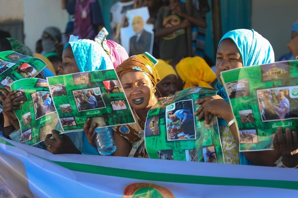 À son départ de Lekseiba, le Président de la République salue un groupe de bénéficiaires de “Taazour” À son départ de Lekseiba, le Président de la République salue un groupe de bénéficiaires de “Taazour”