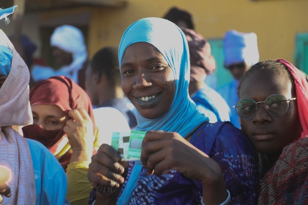 À son départ de Lekseiba, le Président de la République salue un groupe de bénéficiaires de “Taazour”