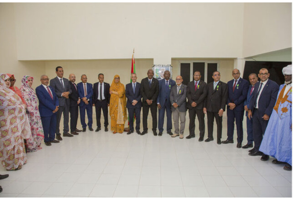 Le Commissaire aux droits de l’homme décore des fonctionnaires et des employés du département