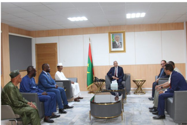 Le ministre de la Défense reçoit une délégation de la République du Tchad Le ministre de la Défense reçoit une délégation de la République du Tchad