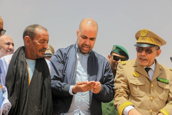 Le Délégué général de TAAZOUR, SIDI Moulaye Zeine, inaugure deux barrages dans la commune d’El Baten, dans la moughataa de Oualata Le Délégué général de TAAZOUR, SIDI Moulaye Zeine, inaugure deux barrages dans la commune d’El Baten, dans la moughataa de Oualata