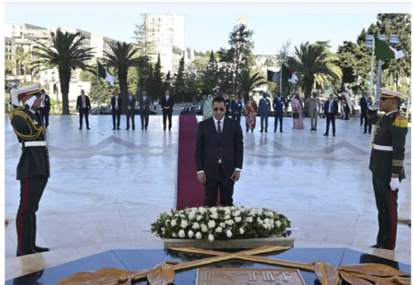 Le Premier ministre se rend au mausolée du martyr et au Musée national du moudjahid à Alger
