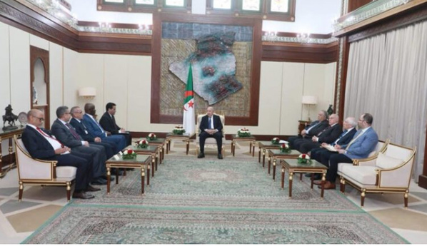 Le Président algérien reçoit le premier ministre Le Président algérien reçoit le premier ministre