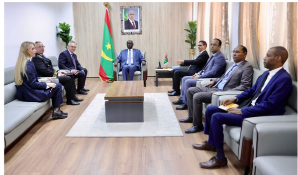 Le ministre des Affaires étrangères reçoit une délégation russe pour examiner le renforcement de la coopération bilatérale