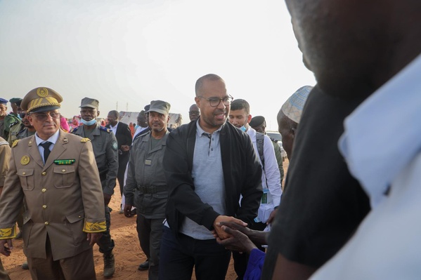 Taazour : le délégué général S.E.M Sidi Ould Moulaye Zeine supervise le lancement du regroupement de Wompou Taazour : le délégué général S.E.M Sidi Ould Moulaye Zeine supervise le lancement du regroupement de Wompou