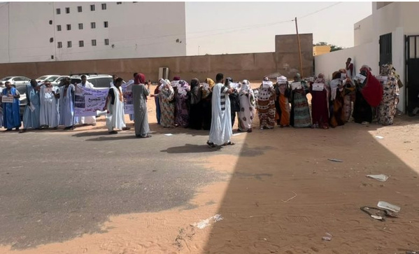 Des enseignants manifestent devant le ministère de l’Éducation pour réclamer l’ouverture des mutations et des transferts Des enseignants manifestent devant le ministère de l’Éducation pour réclamer l’ouverture des mutations et des transferts