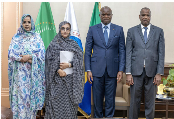 La Ministre de l’Environnement remet un message écrit du Président de la République à son homologue gabonais La Ministre de l’Environnement remet un message écrit du Président de la République à son homologue gabonais