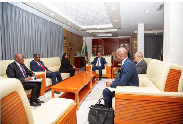 Le président de l’Union nationale du patronat mauritanien et la ministre des Affaires étrangères de Guinée-Bissau examinent le renforcement de la coopération économique