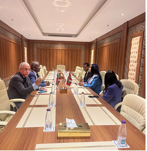 Le ministre des Affaires étrangères tient une session de discussions avec son homologue des Maldives