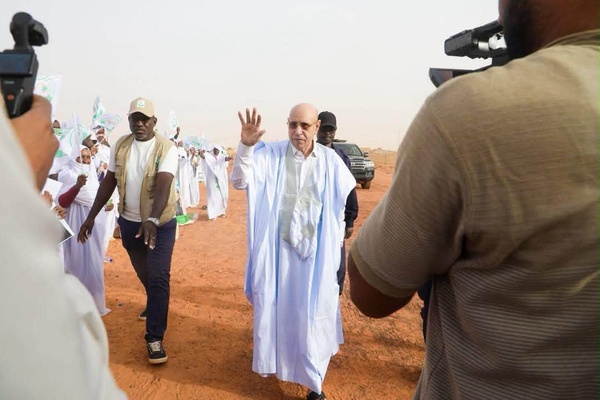 Le Président de la République salue un groupe de bénéficiaires des programmes « Taazour » Le Président de la République salue un groupe de bénéficiaires des programmes « Taazour »