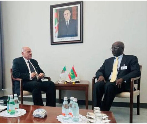 Le ministre des Affaires étrangères rencontre son homologue algérien