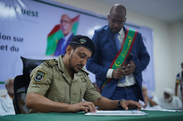 Photos : Cérémonie de signature de la Charte Citoyenne pour la propreté et le civisme présidée par le Wali de Nouakchott Ouest Hamoud Ould M'Hamed Photos : Cérémonie de signature de la Charte Citoyenne pour la propreté et le civisme présidée par le Wali de Nouakchott Ouest Hamoud Ould M'Hamed