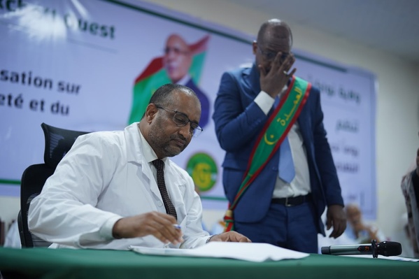 Photos : Cérémonie de signature de la Charte Citoyenne pour la propreté et le civisme présidée par le Wali de Nouakchott Ouest Hamoud Ould M'Hamed Photos : Cérémonie de signature de la Charte Citoyenne pour la propreté et le civisme présidée par le Wali de Nouakchott Ouest Hamoud Ould M'Hamed
