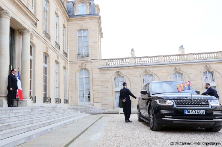 L’ignorance et le complexe de certains maures salissent la visite d’Aziz à Paris…